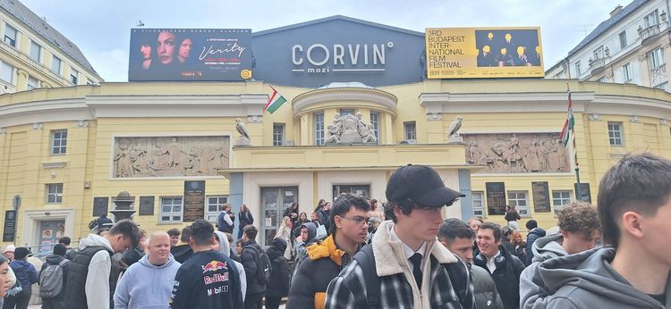 Az október 23-i ünnepi megemlékezést idén is a Corvin moziban tartottuk 22-én reggel.
